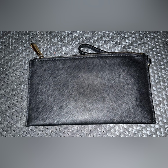 Like new Michael Kors wristlet - Picture 4 of 4